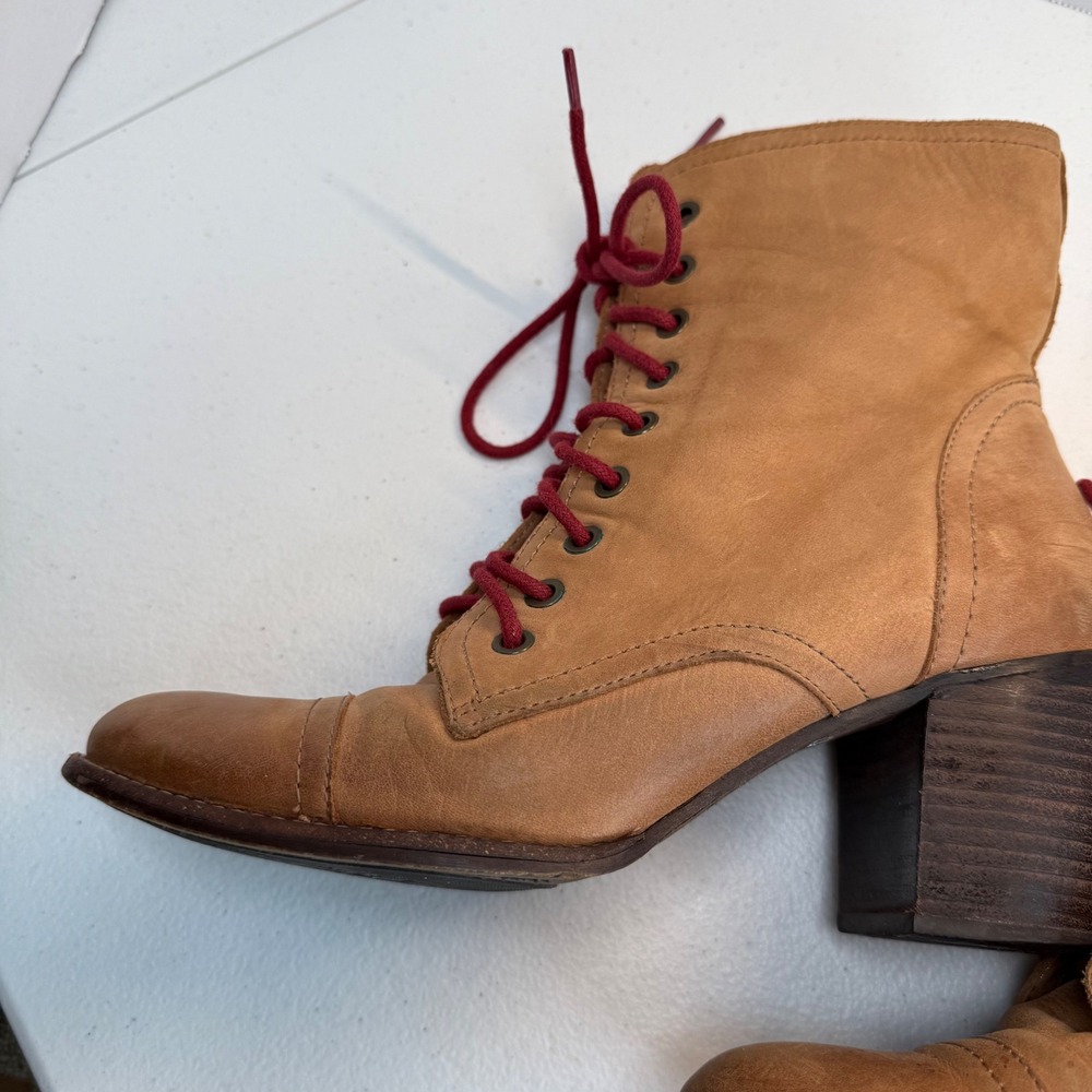 Vince Camuto Vestas Tan Leather Red Lace Up Ankle Boots 9B - Picture 7 of 16